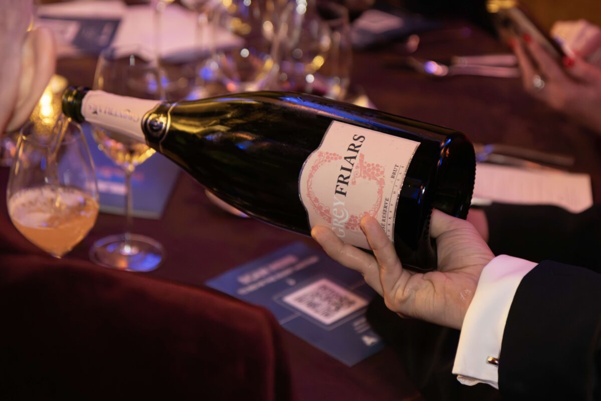 A bottle of English wine is poured at Reunio des-Gastronomes Annua Dinner